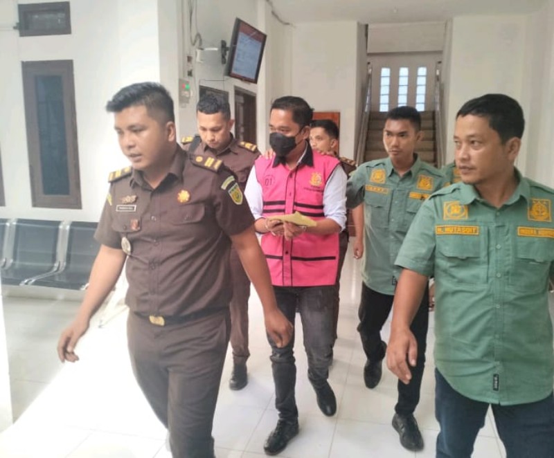 DIBOYONG : PL (40), tersangka dugaan korupsi saat diboyong ke Lapas III Teluk Dalam.