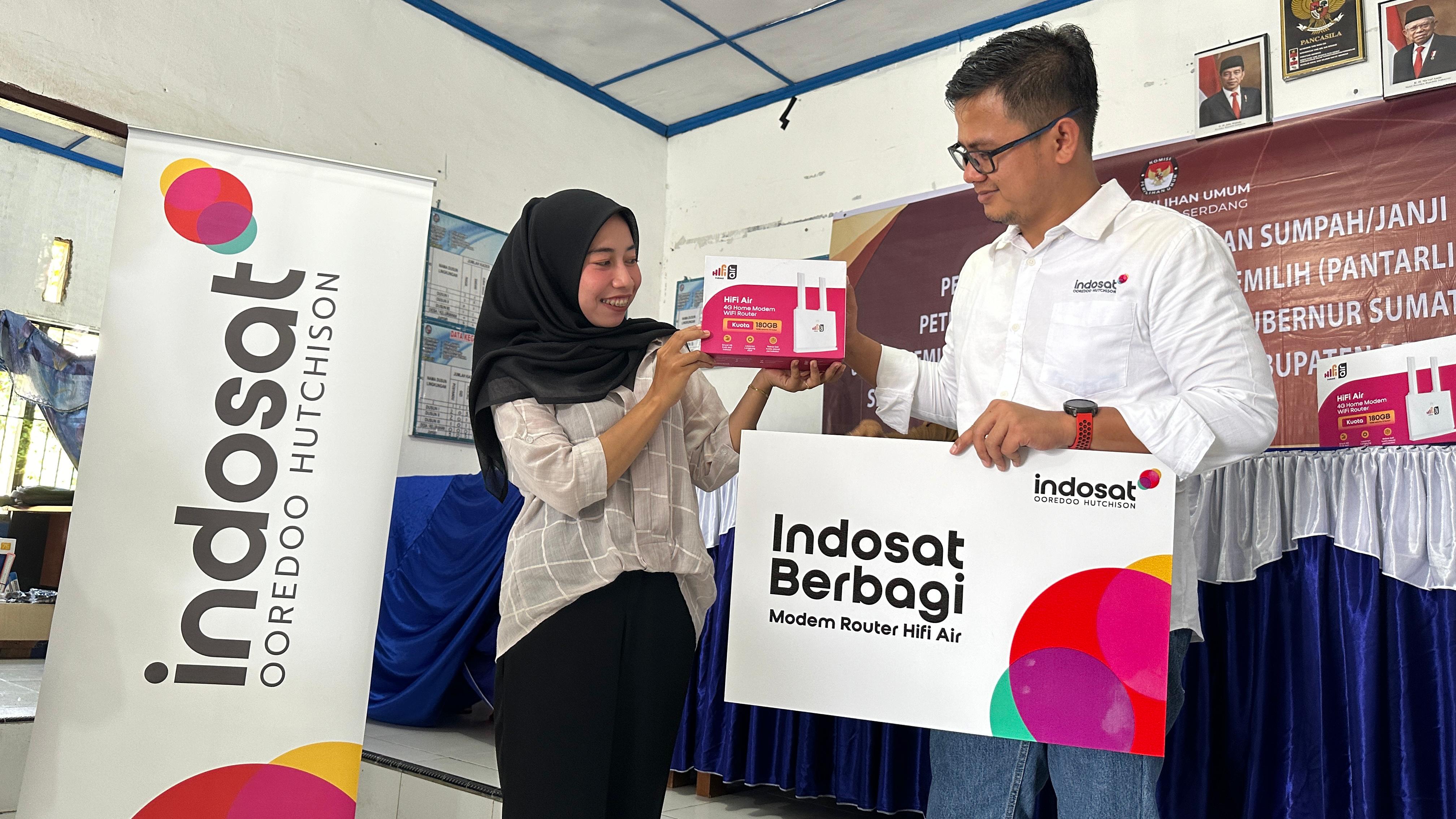 INDOSAT HiFi: Ir. Daniel Barus selaku Kepala Desa Tiga Juhar saat menerima Indosat HiFi dari pegawai Indosat.