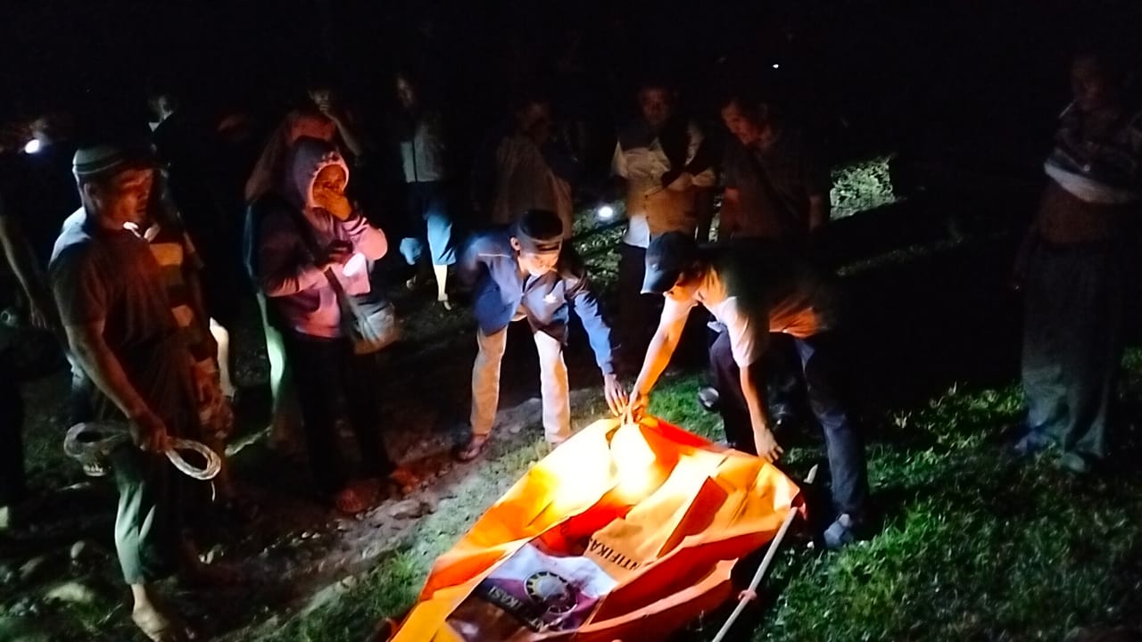EVAKUASI: Personel Polsek Kotarih mengevakuasi mayat wanita paruh bayah dari Sungai Buaya. ( Fadly)