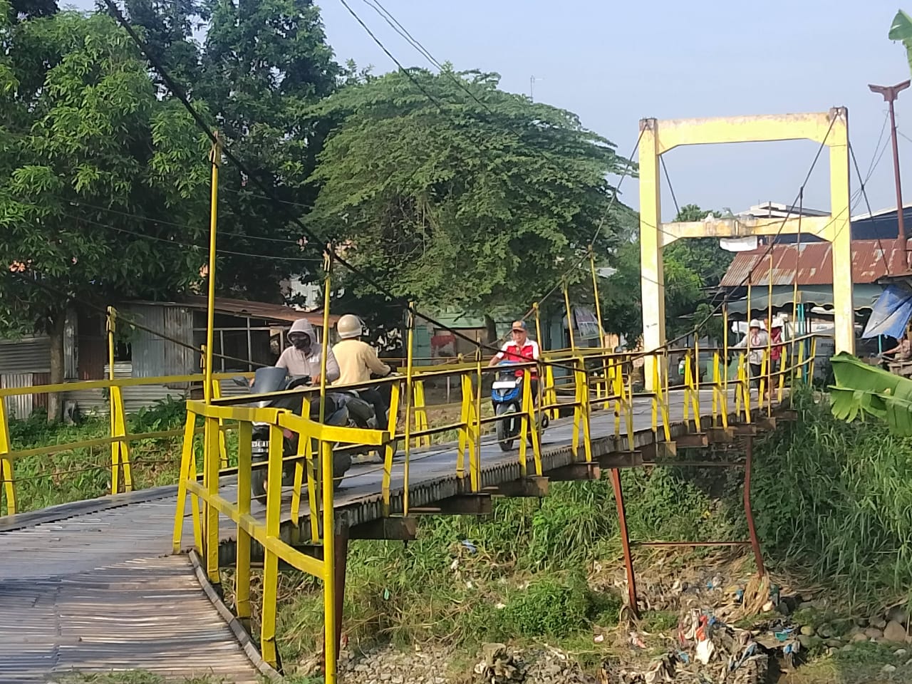 MEMPRIHATINKAN: Kondisi jembatan besi yang terletak di Lingkungan 4, Kelurahan Kota Bangun, Kecamatan Medan Deli, saat ini dalam kondisi memprihatinkan.