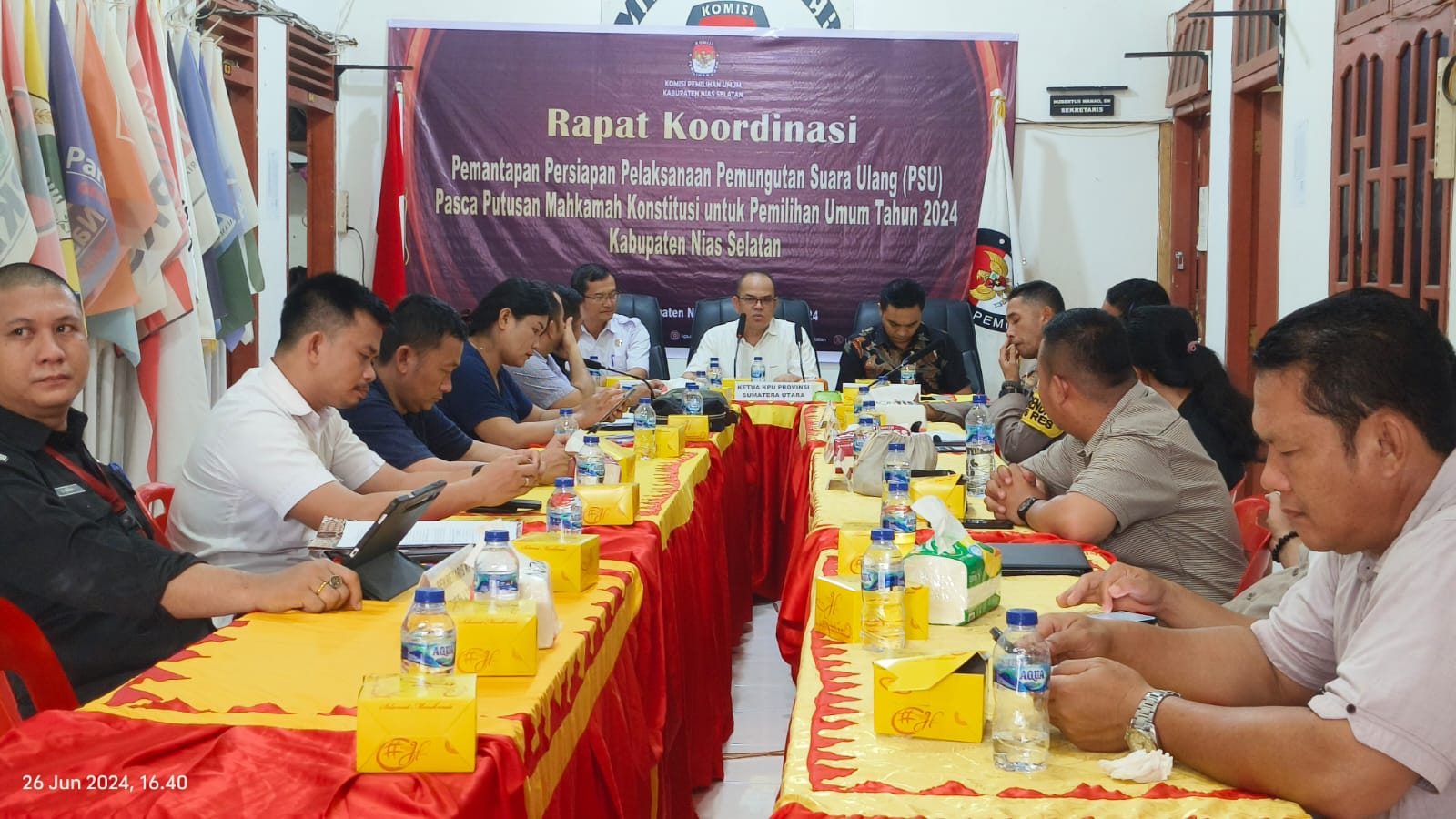 RAPAT: Ketua  Komisi Pemilihan Umum (KPU) Provinsi Sumatera Utara, Agus Arifin, S.Sos., didampingi Divisi Data dan Informasi, Frendianus Joni Rahmat Zebua, S.Pd., memimpin Rapat Koordinasi.