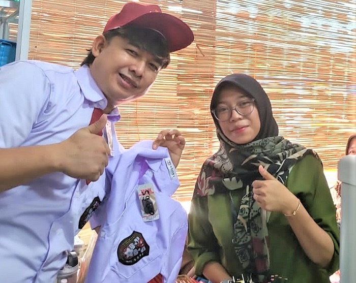 Pendiri Rumah Sandal Bunda, Baim bersama pelanggannya, Rumah Sandal Bunda yang berlokasi di Dusun Ampera, Desa Sekip, Kecamatan Lubuk Pakam, Kabupaten Deliserdang. Sumut Pos/Dokumen Pribadi