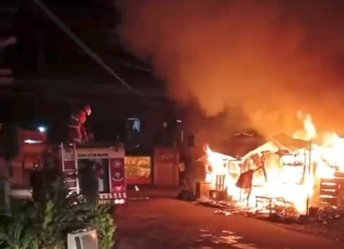 TERBAKAR: Petugas pemadam kebakaran memadamkan api yang melahap rumah wartawan.