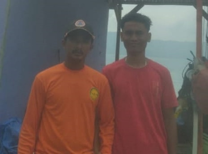SELAMAT. Ivan Lau (kanan) berhasil diselamatkan pasca terbawa arus air Danau Toba tepatnya di Desa Silalahi 3, Kecamatan Silahisabungan, Kabupaten Dairi. Istimewa.