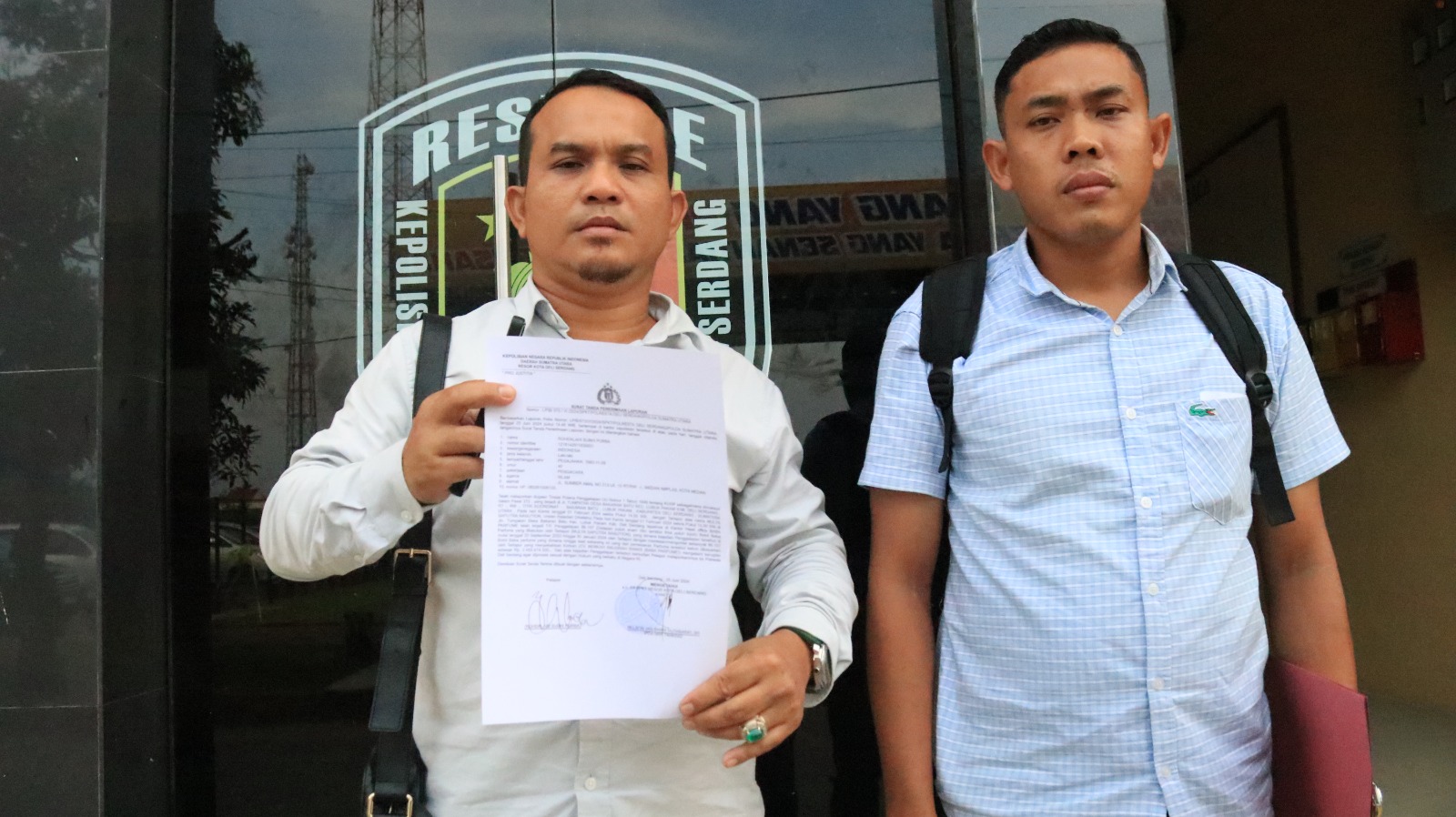 MELAPOR: Penasehat Hukum Baba Parfum, Rohdalahi Subhi Purba SH saat membuat laporan ke Satreskrim Polresta Deliserdang. Sumut Pos/Dokumen Pribadi