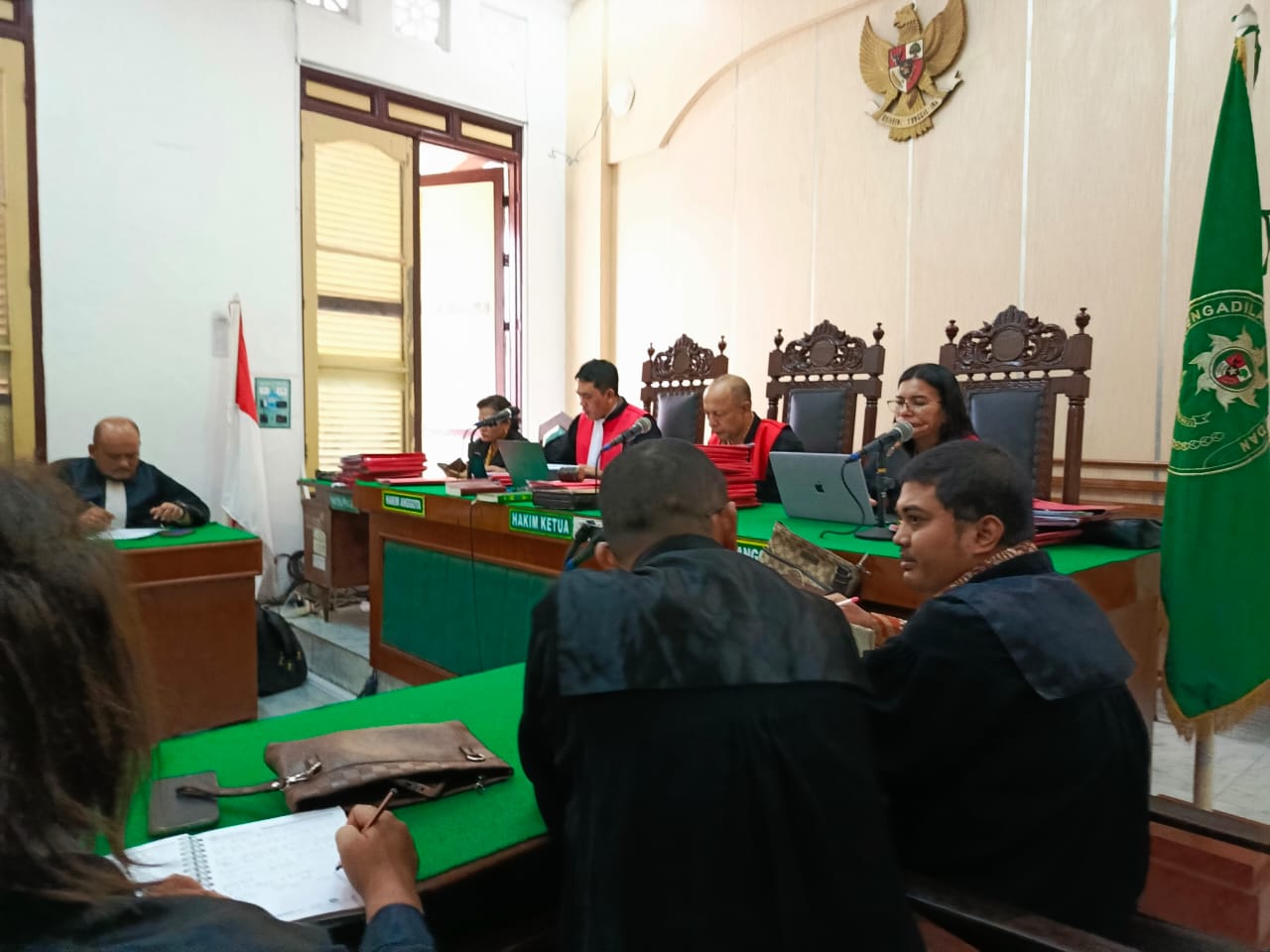 PUTUSAN: Majelis hakim membacakan putusan terhadap kedua terdakwa kasus pencurian minyak milik Pertamina, Kamis (27/6).