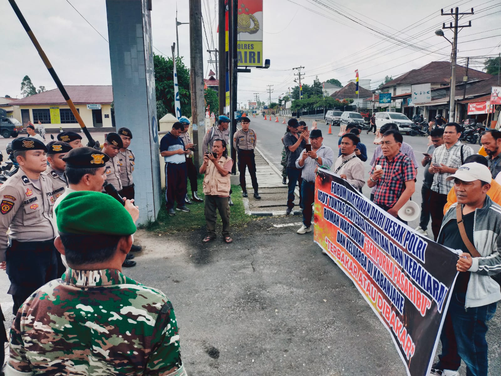 GELAR AKSI: Forum wartawan Dairi saat menggelar aksi solidaritas terhadap korban kebakaran merupakan wartawan salahsatu media online, Sempurna Pasaribu dan keluarga di Kabanjahe, Jumat (28/6/2024)