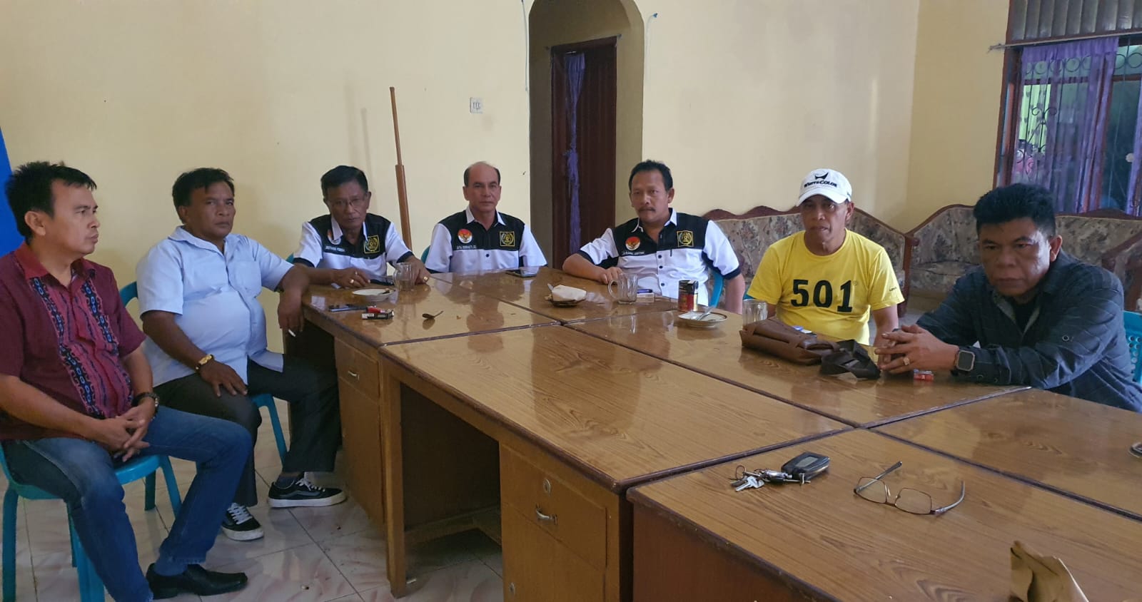 BERI KETERANGAN: Ketua PWI Karo, Dairi dan Pakpak Bharat, Justianus Purba (3kiri) didampingi pengurus lainya memberikan keterangan menyikapi peristiwa kebakaran rumah menyebabkan salahsatu wartawan.