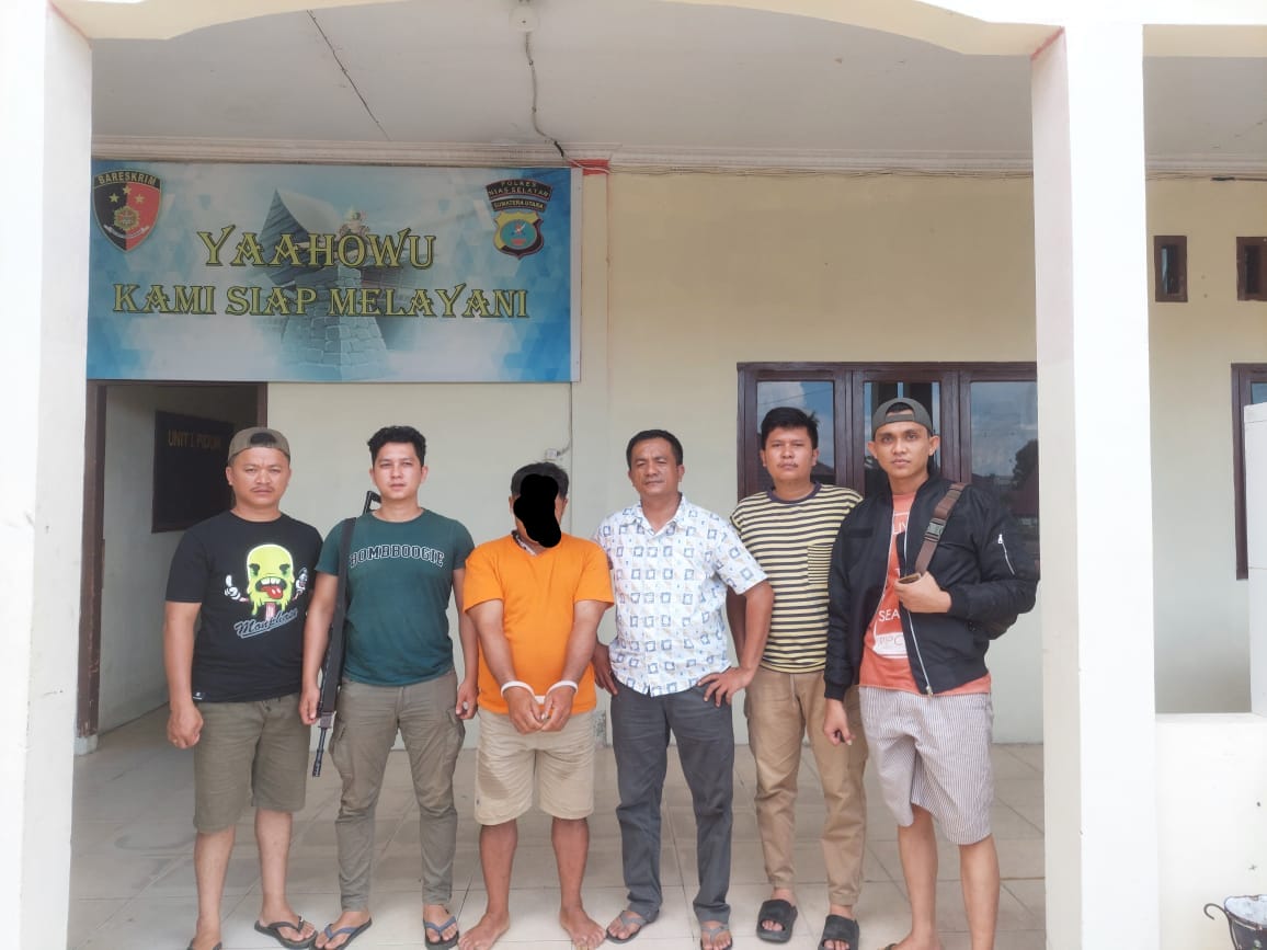 BOYONG: Kanit Reskrim, Bripka Altiferi Dachi bersama personel ketika memboyong pelaku ke Polres Nisel.(EURISMAN/IST)