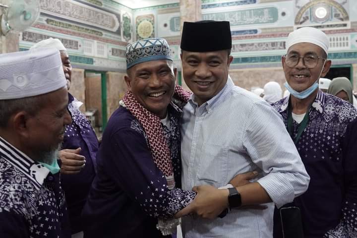 SAMBUT: Pj Wali Kota Tebingtinggi Moettaqien Hasrimi merasa haru ketika menyambut kepulangan rombongan jemaah haji asal Kota Tebingtinggi di Masjid Raya Nur Addin Kota Tebingtinggi.