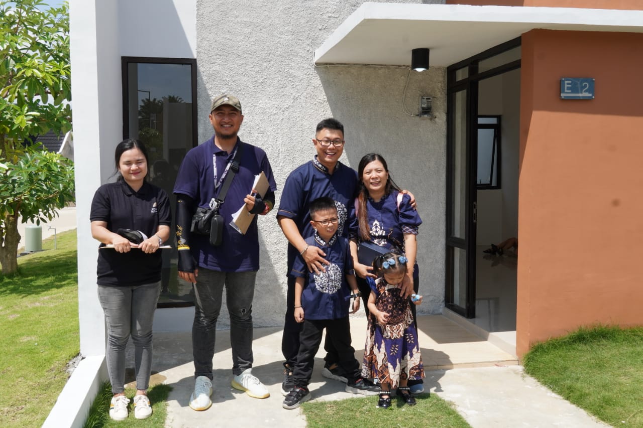 SERAH TERIMA: Savanna Sumatera dengan bangga melakukan acara serah terima unit rumah kepada konsumen.(ist/SUMUT POS)
