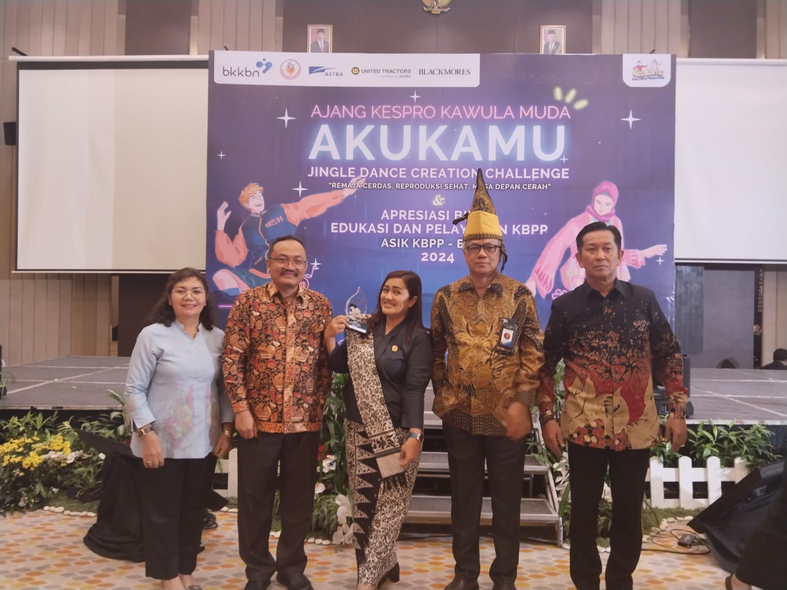 Perwakilan BKKBN Provinsi Sumut saat menerima penghargaan, di Semarang. (Sumut Pos/Dokumen Pribadi)