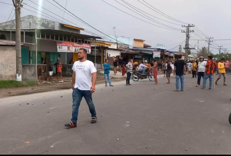 TAURAN : Tawuran antar dua kelompok remaja saling melempar batu dan menggunakan senjata tajam kembali pecah, di Belawan, Jalan Stasiun, Medan Belawan, Minggu (30/6/2024) petang.