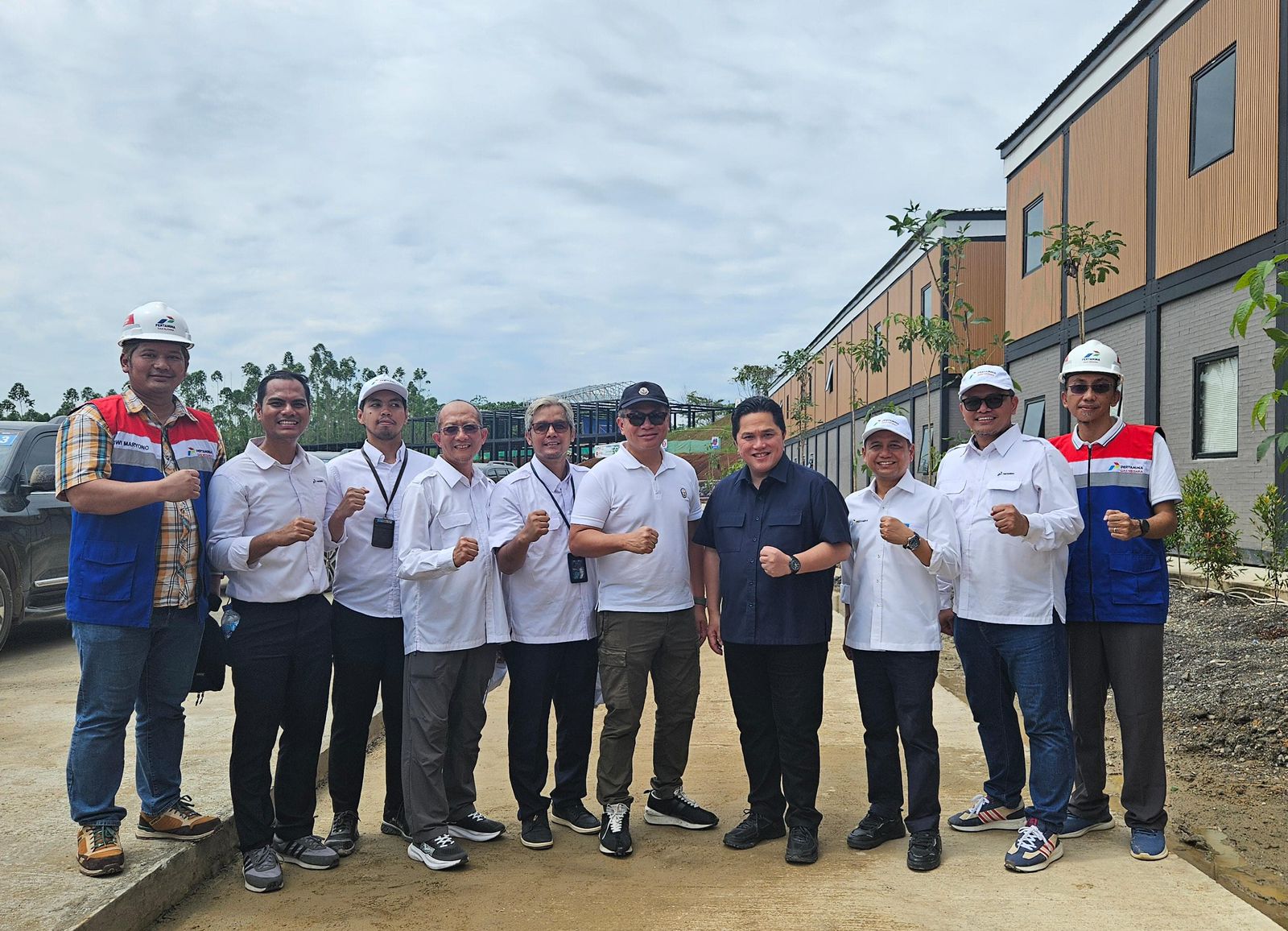 BERSAMA: Menteri Badan Usaha Milik Negara (BUMN), Erick Tohir foto bersama karyawan PGN usai meninjau kesiapan BUMN dalam pembangunan sarana dan fasilitas (Sarfas) energi di Ibu Kota Nusantara (IKN)