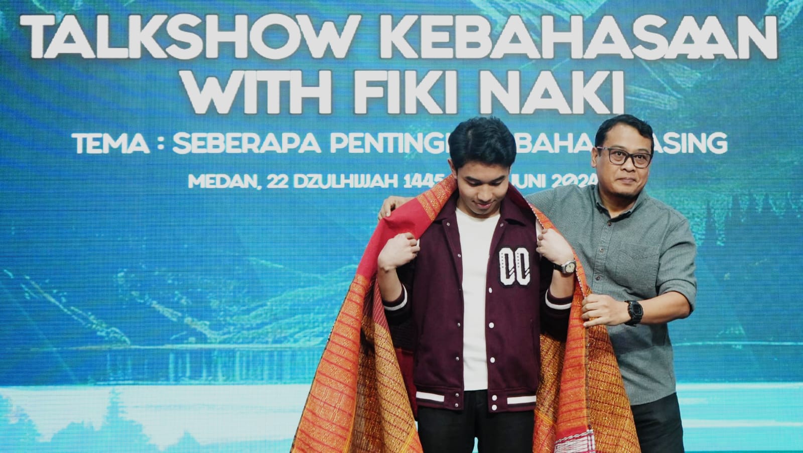 DIULOSI: Fiki Naki (kiri) menerima ulos yang diberikan wakil rektor UII UMSU.(ISTIMEWA)