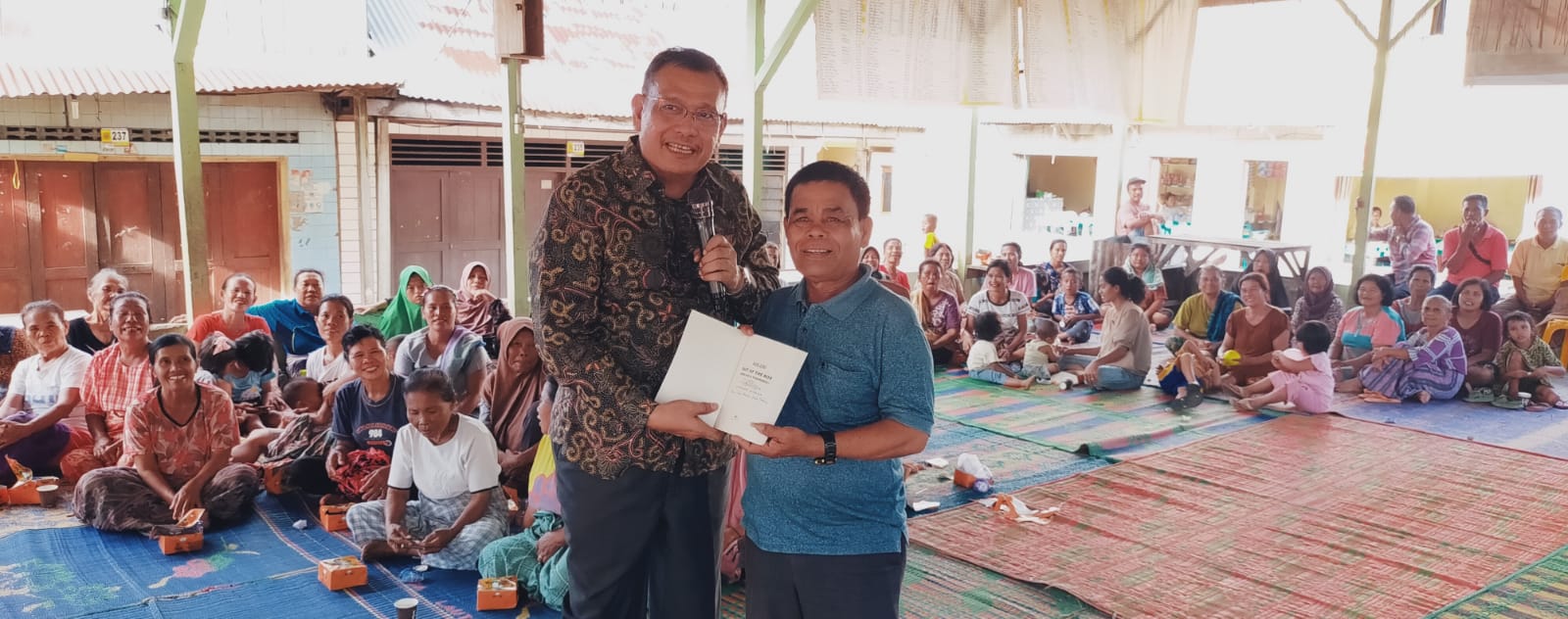 BERIKAN: Balon Bupati Dairi, Ir Vickner Sinaga MM, memberikan 4 seri buku karyanya kepada para tokoh masyarakat Gunung Sitember,  saat melakukan sosialisasi & konsolidasi ke Pengurus Kecamatan Partai