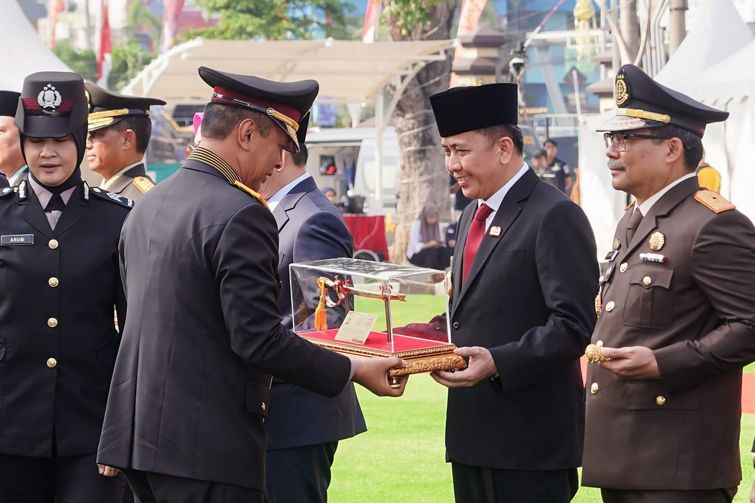 PENGHARGAAN: Penjabat (Pj) Gubernur Sumatera Utara (Sumut) Agus Fatoni menerima penghargaan berupa pin emas, piagam dan tongkat dari Kapolri Jenderal Listyo Sigit Prabowo.(IKHSAN/SUMUTPOS)