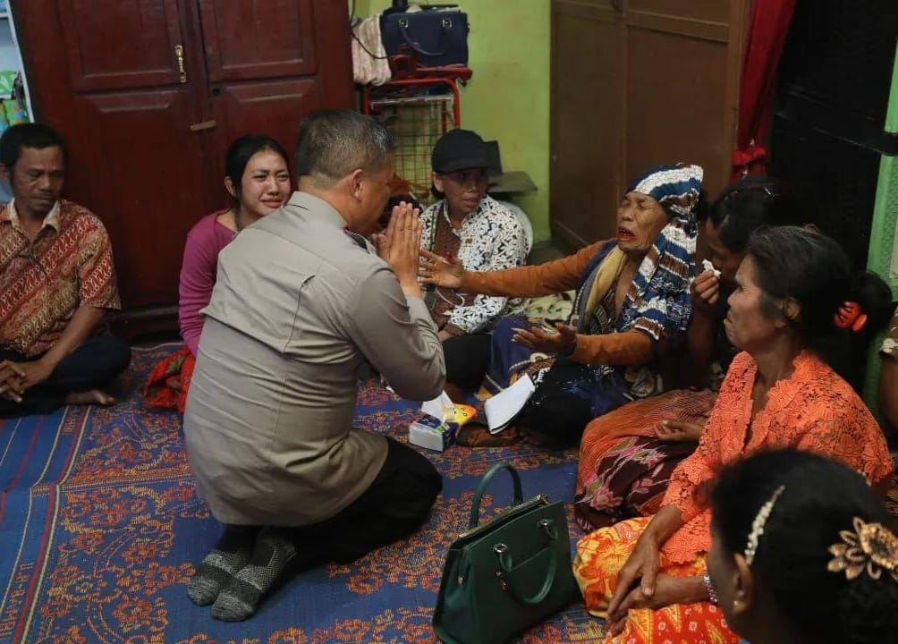 KUNJUNGI: Kapodasu saat mengunjungi rumah duka dan disambut tangis pilu oleh keluarga,  dan ibu kandung Sempurna Pasaribu.