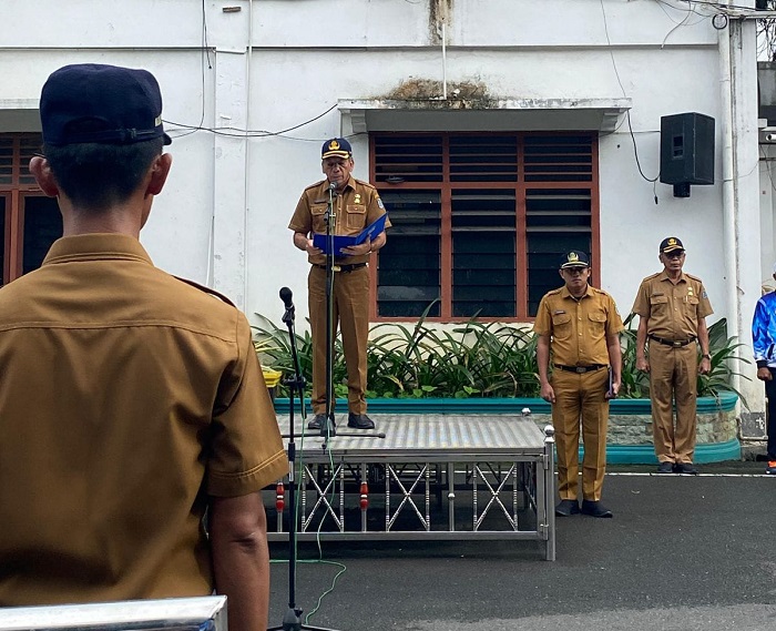 APEL: Sekda Binjai, Irwansyah Nasution saat memimpin apel.(Diskominfo Binjai/Sumut Pos)