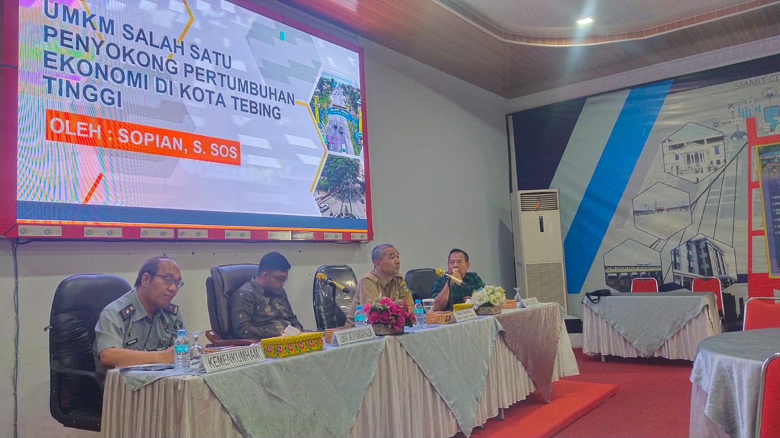 BUKA: Kepala Bapedda Kota Tebingtinggi Erwin Suheri Damanik membuka kegiatan rapat kordinasi terkait OPD bisa menggali kekayaan intelektual yang punya inovasi.(SOPIAN/SUMUTPOS)