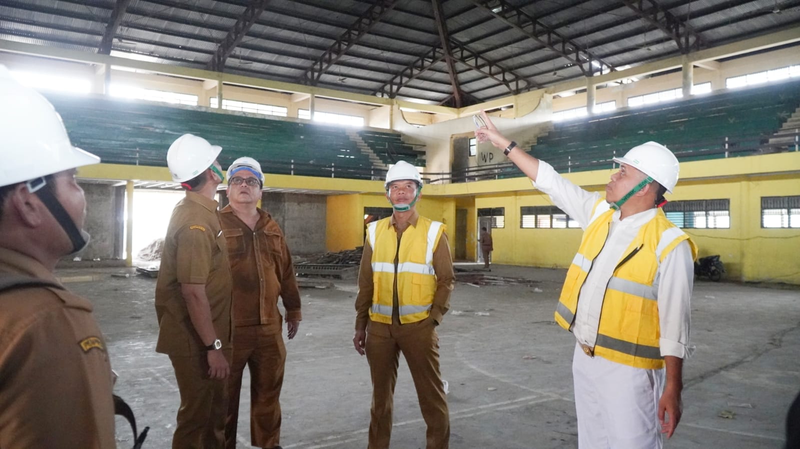 TINJAU: Pj Bupati Langkat, H M Faisal Hasrimy saat meninjau GOR.(Diskominfo Langkat/Sumut Pos)