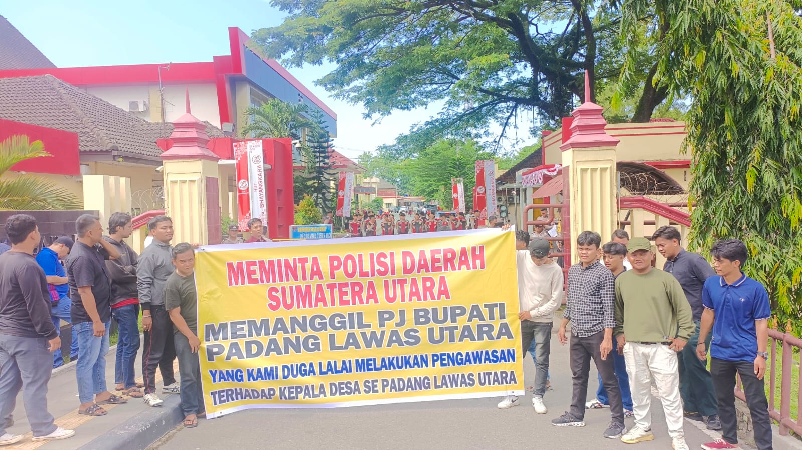 UNRAS: Massa PD-14 Tabagsel saat menggelar unjuk rasa di Mapolda Sumut. (Sumut Pos/Dokumen Pribadi)