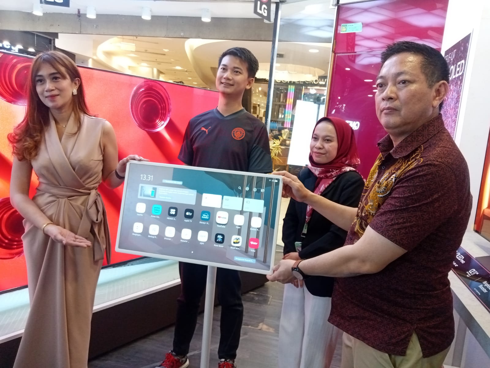 TUNJUKKAN: Branch Manager Medan Area of LG Electronics Indonesia, Tito menunjukkan LG TV StanbyMe di Artech Electronik, Medan, Selasa (2/7/2024).