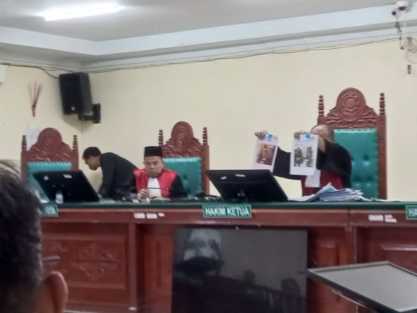 PERLIHATKAN: Majelis hakim memperlihatkan gambar Kopda Mirwansah saat ditahan di Denpom dan diduga saat diperiksa di Denintel Kodam.(Istimewa)