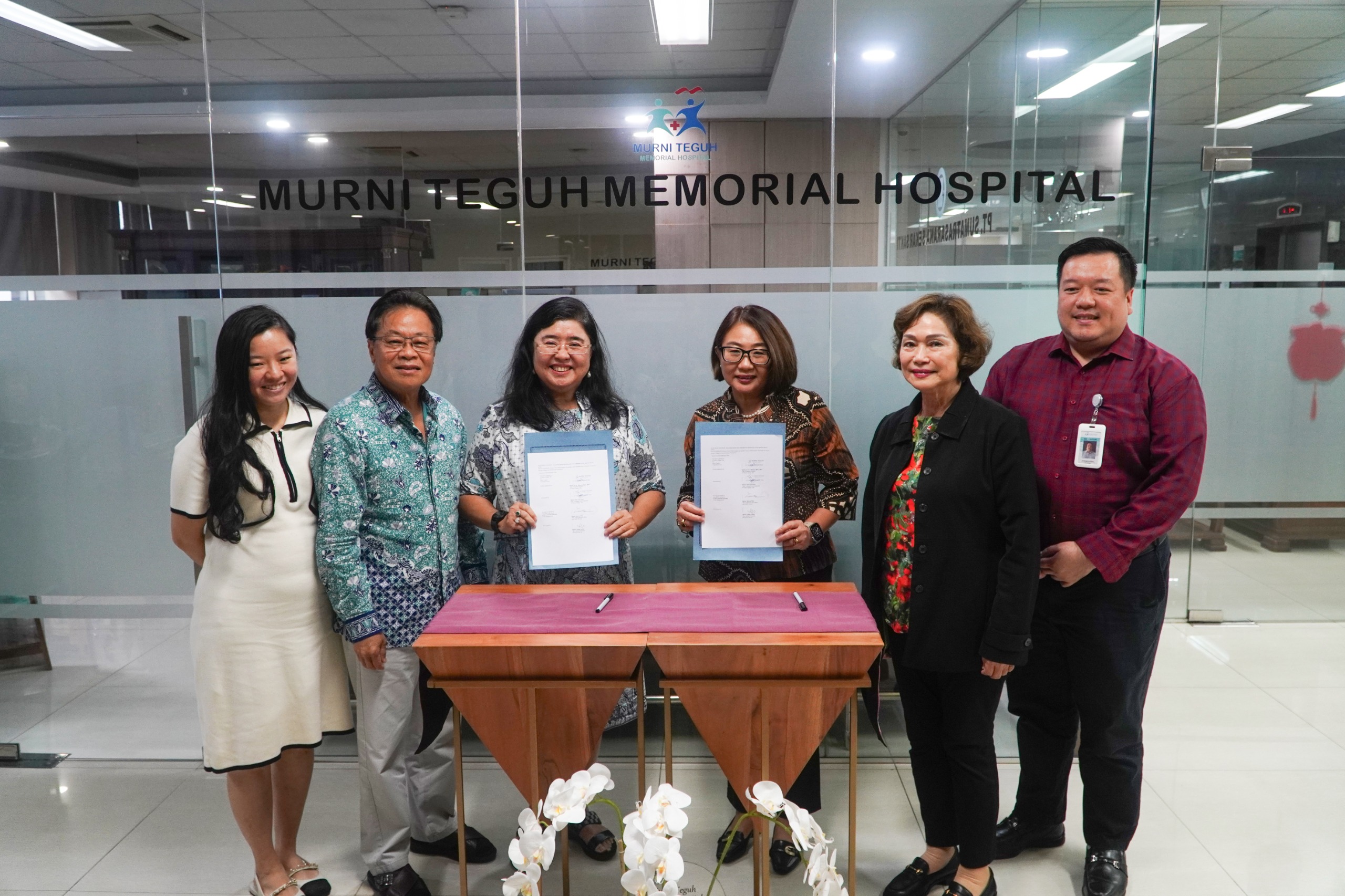 DARI KIRi ke KANAN: dr Sharon Hanmy Angel, MRes, MPM - International Relations Manager Bapak Tjhin Ten Chun - Presiden Komisaris DR dr Mutiara, MHA, MKT, FISQua - Presiden Direktur Serena Wee - CEO Ic