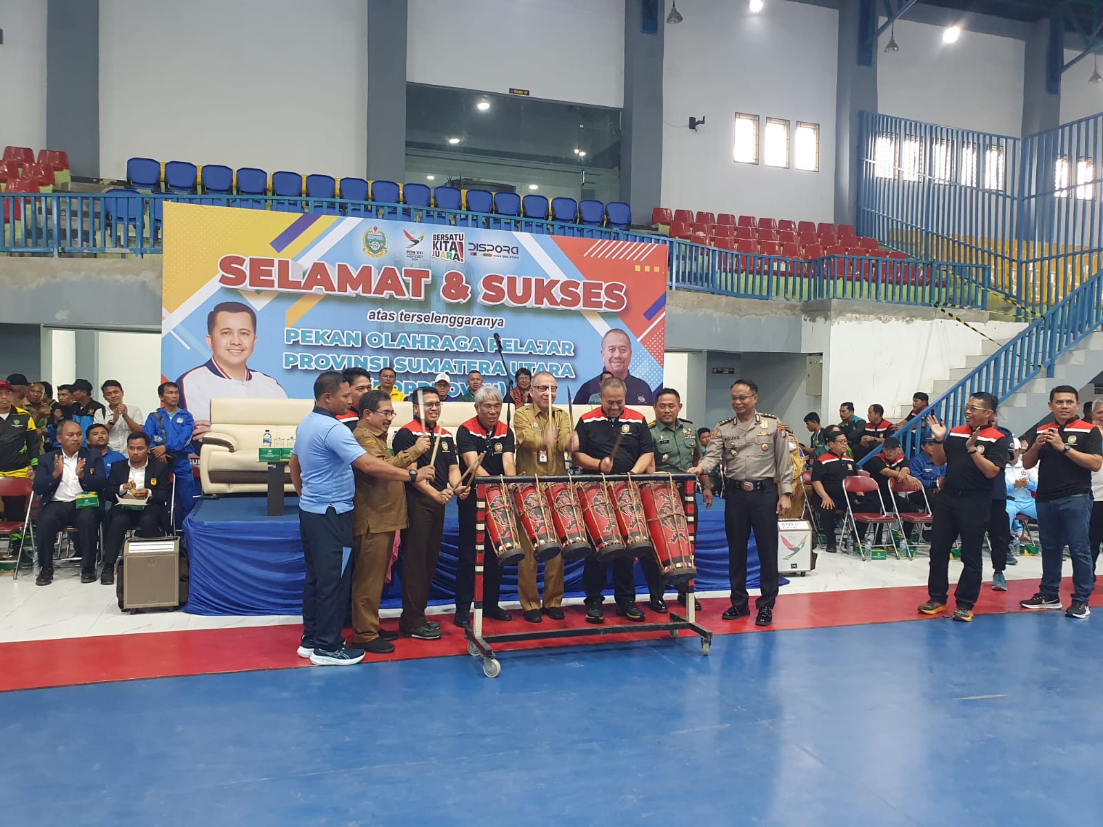 PEMBUKAAN: Kadispora Sumut H Baharuddin Siagian didampingi Ketua Umum KONI Sumut John Ismadi Lubis dan lainnya memukul Gordang Sembilan tanda dimulainya Popprovsu 2024. (dok pribadi)
