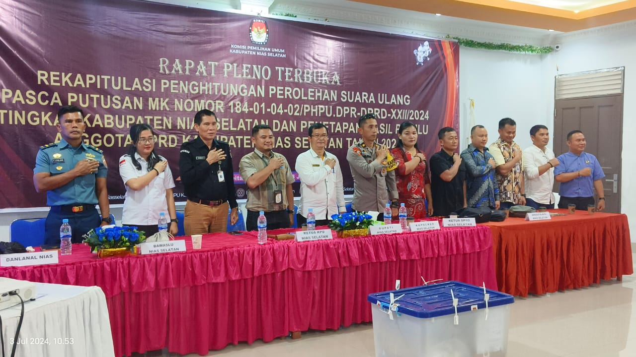 FOTO BERSAMA: Ketua dan anggota KPU beserta Ketua Bawaslu Kabupaten Nias Selatan melakukan sesi berfoto bersama.(EURISMAN/SUMUTPOS)