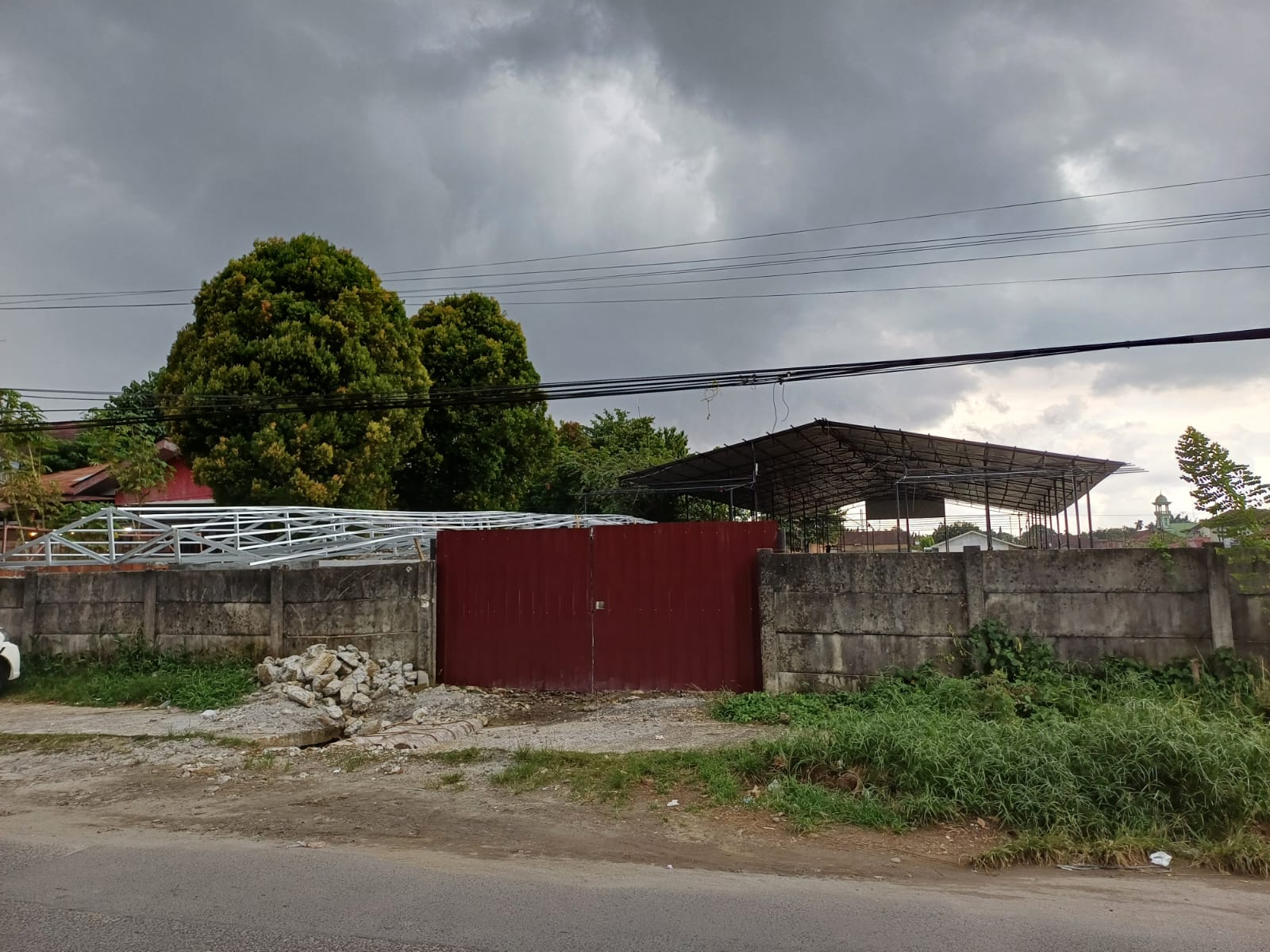 BANGUNAN: Meski sudah kena SP3, bangunan yang berdiri di Jalan Karya Kasih terus berlanjut.(MARKUS/SUMUTPO)