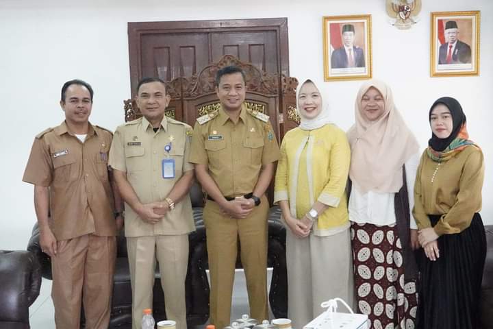 TERIMA: Pj Wali Kota Tebingtinggi Moettaqien Hasrimi didampingi Idham Khalid dan Muhammad Fadly menerima Kepala Pusat Bahasa USU, Roma Ayuni Aminoeddin Loebis di Rumah Dinas (SOPIAN/SUMUTPOS)