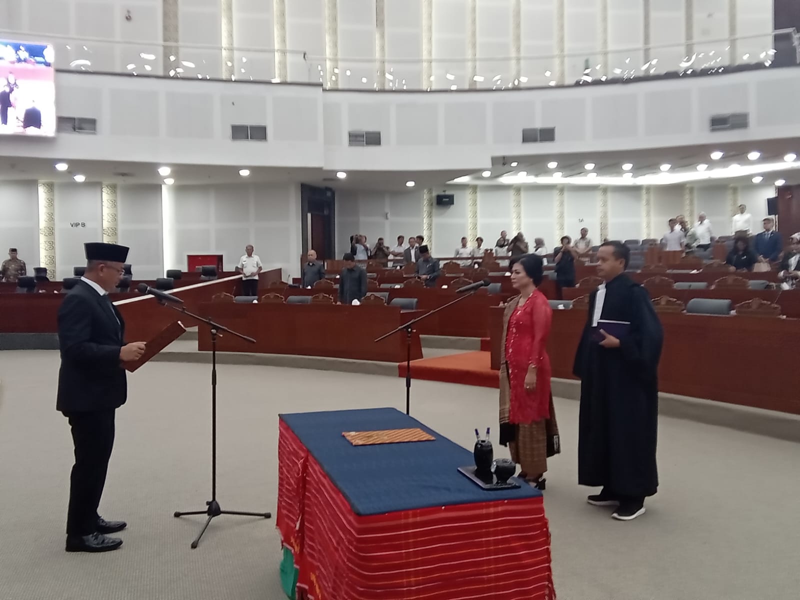 LANTIK: Dameria Pangaribuan dilantik sebagai anggota DPRD Sumut menggantikan Baskamk Ginting.