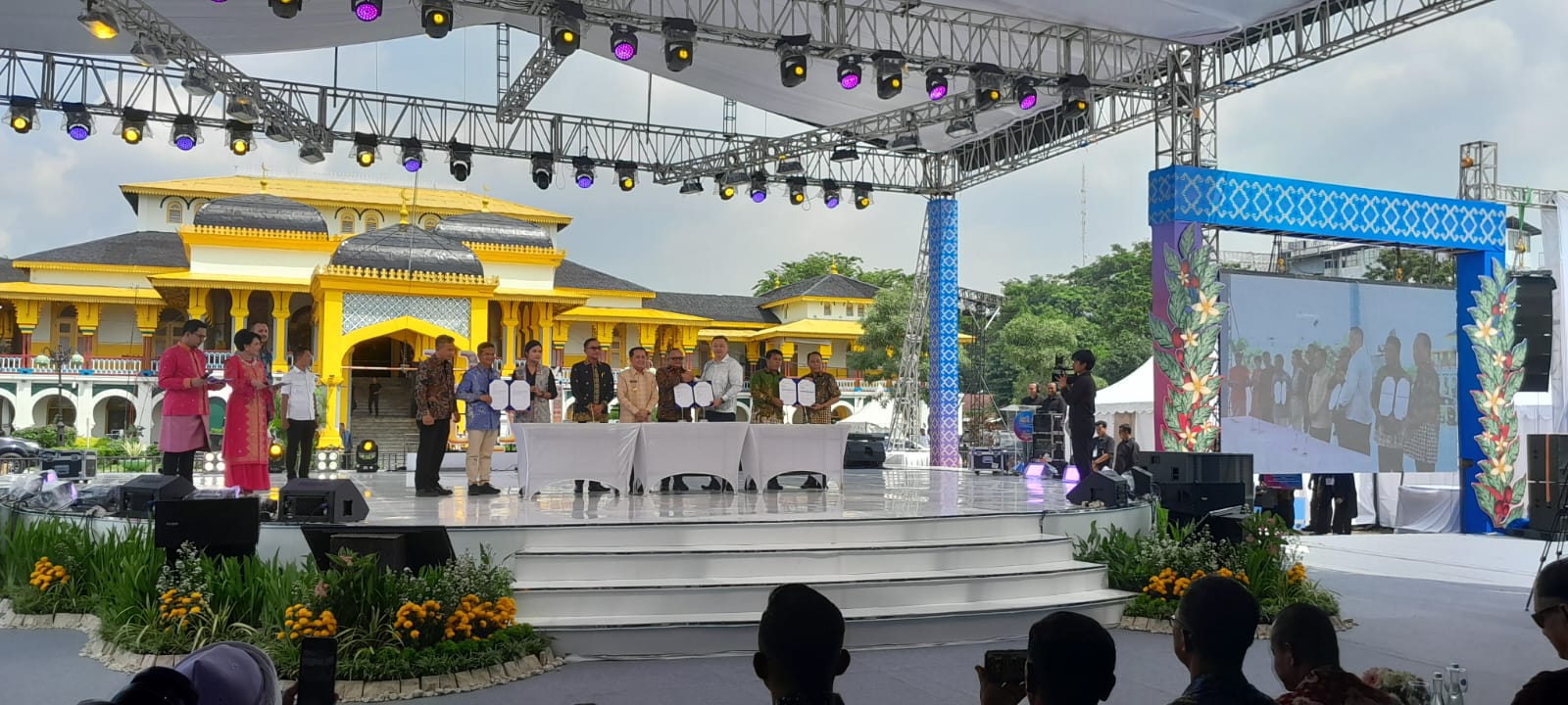 BERSAMA:  Deputi Gubernur Bank Indonesia, Juda Agung bersama Pj Gubernur Sumatera Utara, Agus Fatoni dan lainnya, dalam pembukaan secara resmi acara KKSU x NSI Day 2024, di di Istana Maimun Medan.