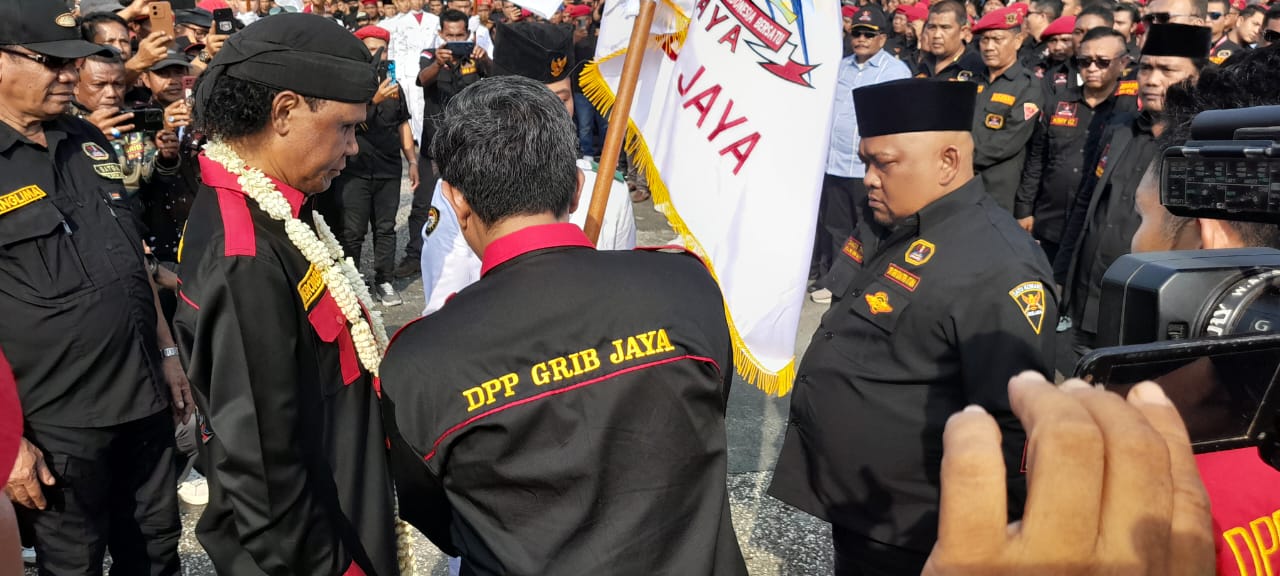 LANTIK:  Ketua Umum Dewan Pimpinan Pusat (DPP) GRIB Jaya, H Hercules Rosario de Marshal saat melantik pengurus DPD GRIB Jaya Sumut. (Dewi Syahruni Lubis/Sumut Pos)