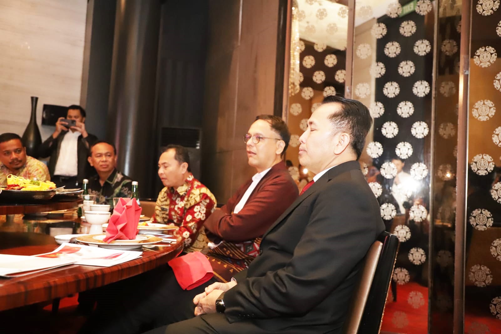 RAPAT:  Pejabat (Pj) Gubernur Sumatera Utara (Sumut) Agus Fatoni  mengikuti rapat dengan Kemenko Marves dan PT Aviasi dan Pariwisata Indonesia, Rabu (3/7) di Hotel JW Marriot, Jalan Putri Hijau.