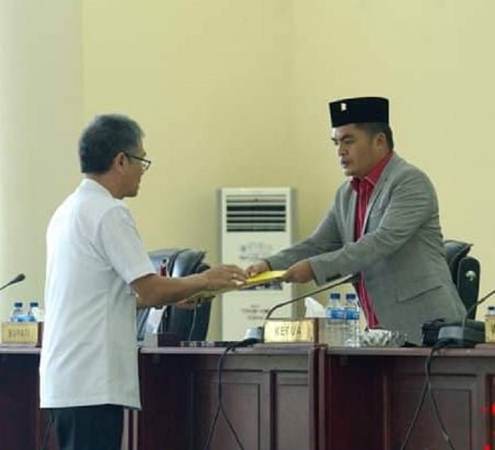 SERAHKAN: Bupati Nias Selatan saat menyerahkan nota pengantar pertanggungjawaban APBD kepada Ketua DPRD Nisel. (EURISMAN/SUMUT POS)