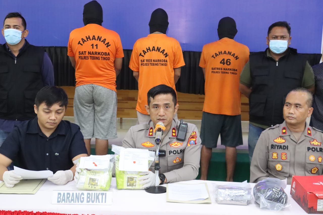 PAPARKAN: Kapolres Tebingtinggi AKBP Andreas Luhut Jaya Tampubolon didampingi Kasat Narkoba AKP Wisnugraha ketika memaparkan pengungkapan kasus narkoba seberat 3 kilogram.(SOPIAN/SUMUT POS)