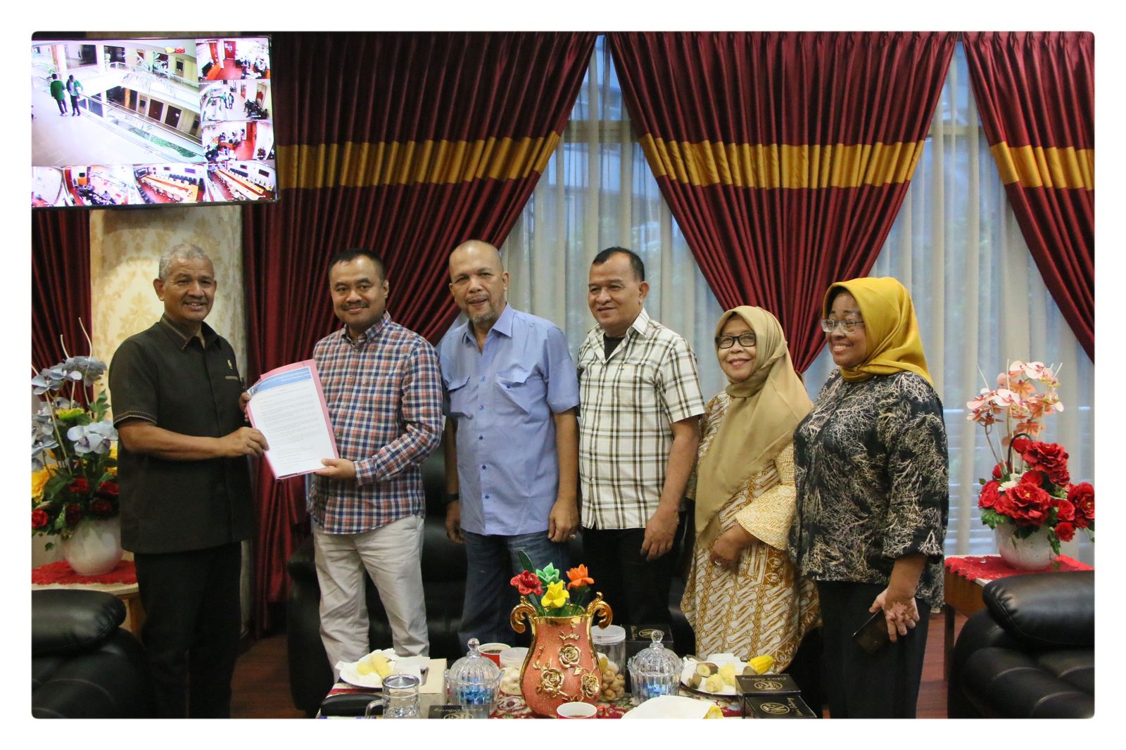 DIABADIKAN: Ketua PWI Sumut, Farianda Putra Sinik, Sekretaris PWI Sumut, SR Hamonangan Panggabean, Ketua SIWO Jhoni Ramadhan Silalahi, Bendahara PWI Sumut Hartati Rangkuti diabadikan bersama Ketua DPR