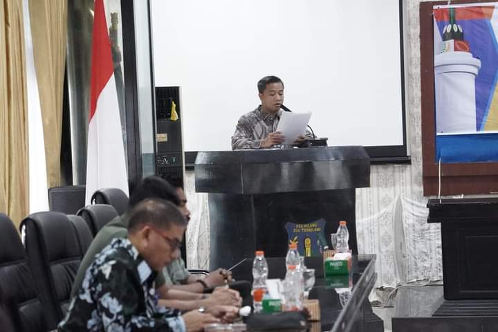 SAMPAIKAN: Pj Wali Kota Tebingtinggi Moettaqien Hasrimi menyampaikan nota jawaban laporan pertanggung jawaban atas rancangan peraturan daerah pada pelaksanaan APBD tahun 2023. (SOPIAN/SUMUT POS)