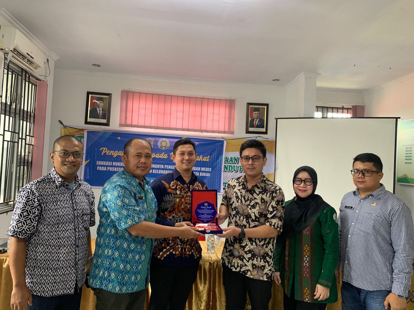 EDUKASI: Tim PKM USU saat memberikan edukasi hukum pengelolaan limbah medis, di Puskesmas HAH Hasan, Kelurahan Payaroba, Kota Binjai. (Sumut Pos/Dokumen Pribadi)