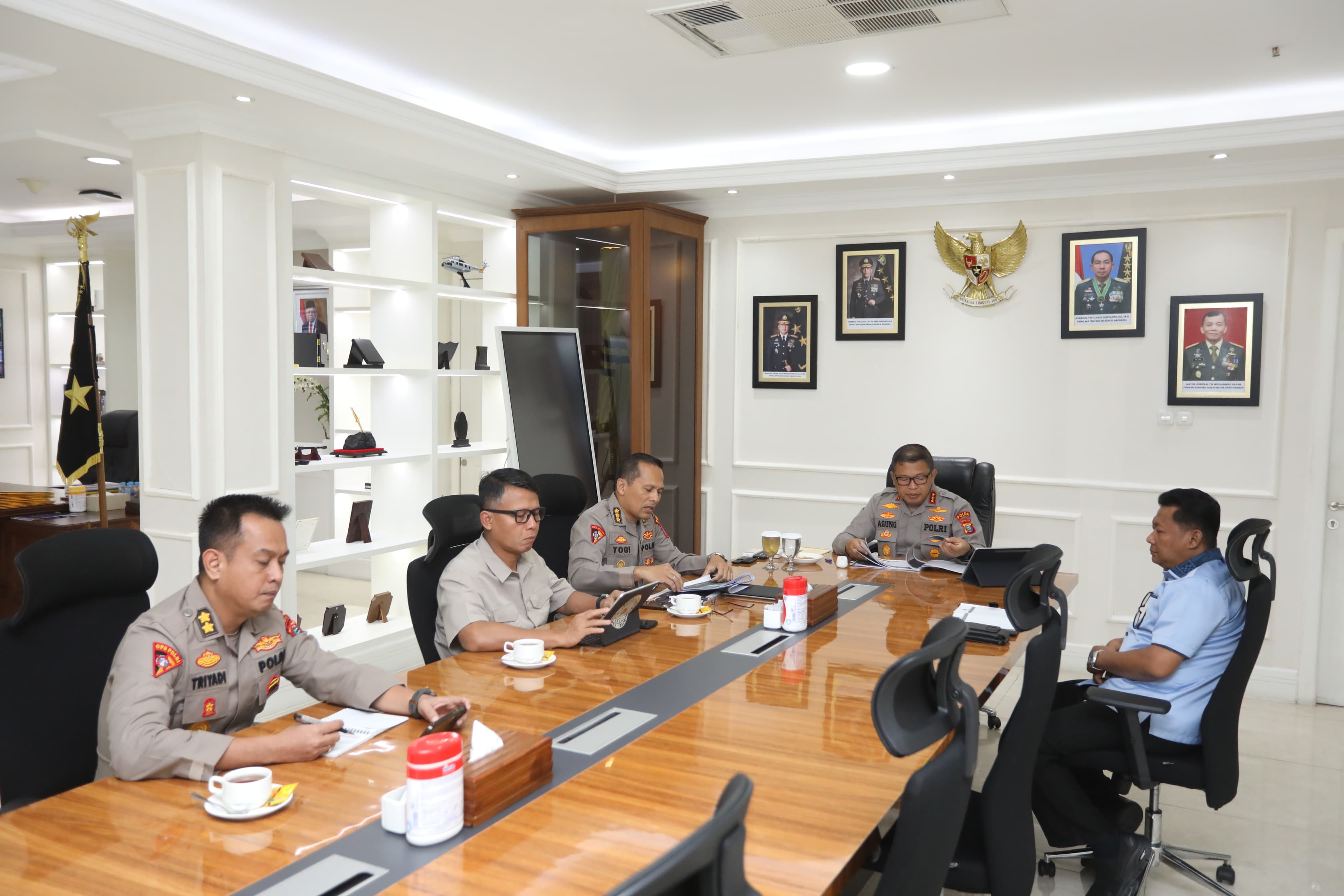 RAPAT: Kapolda Sumut, Komjen Pol Agung Setya Imam Effendi saat memimpin Rapat Koordinasi tingkat tinggi, dalam persiapan Operasi Kepolisian Kewilayahan