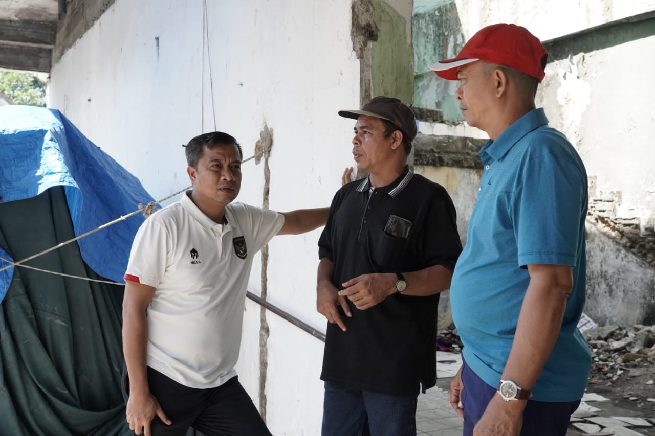 KUNJUNGI: Pj Wali Kota Tebingtinggi Moettaqien Hasrimi didampingi Kadis Perpustakaan dan Arsip melihat kondisi aset Pemko Tebingtinggi Eks Gedung Rumah Sakit Herna.(SOPIAN/SUMUT POS)