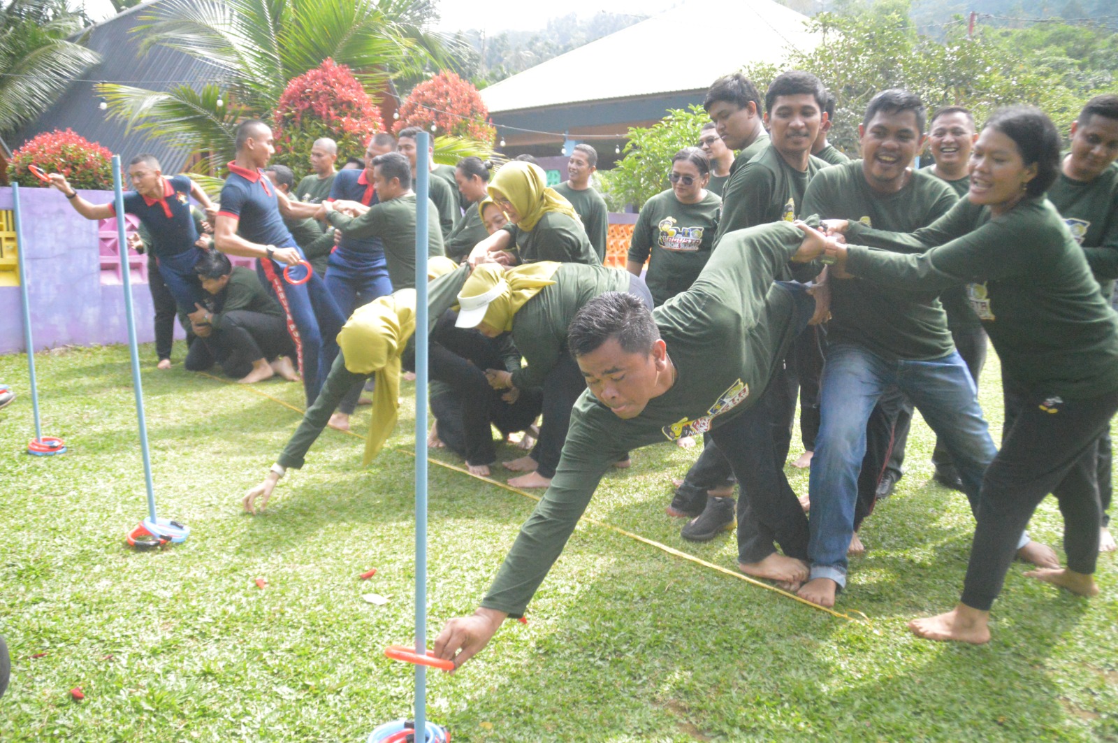 Petugas Lapas Kelas I Medan mengikuti kegiatan pembinaan fisik, mental dan disiplin untuk memperkuat kekompakan. (Humas Lapas Medan/Sumut Pos)