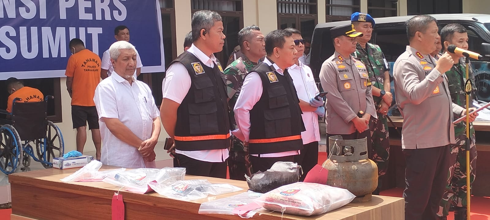 PAPARKAN: Kapoldasu dan Pangdam Bukit Barisan saat memaparkan kasus pembakaran rumah yang menewaskan wartawan dan keluarganya.(SOLIDEO/SUMUT POS)