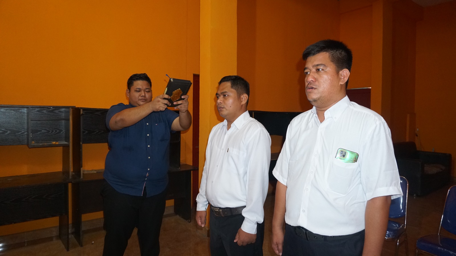 DILANTIK: Dua anggota panwascam yang terima beras parpol dilantik.