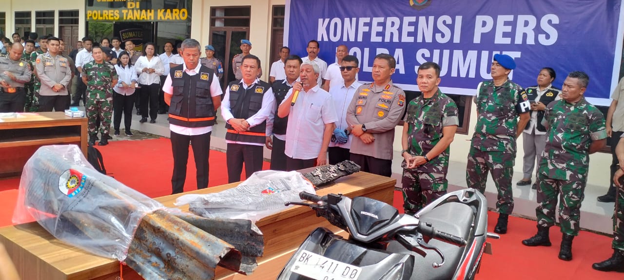 HADIRI:  Pangdam Bukit Barisan,  Mayjen TNI Mochammad Hasan hadiri pemaparan pengungkapan kasus pembakaran rumah yang menewaskan wartawan dan keluarganya.