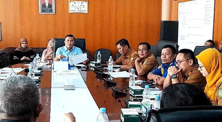 RDP: Ketua Komisi IV DPRD Medan, Haris Kelana Damanik dan anggota Komisi IV lainnya saat  Rapat  Dengar Pendapat (RDP) bersama warga,  Senin (8/7/2024) sore.