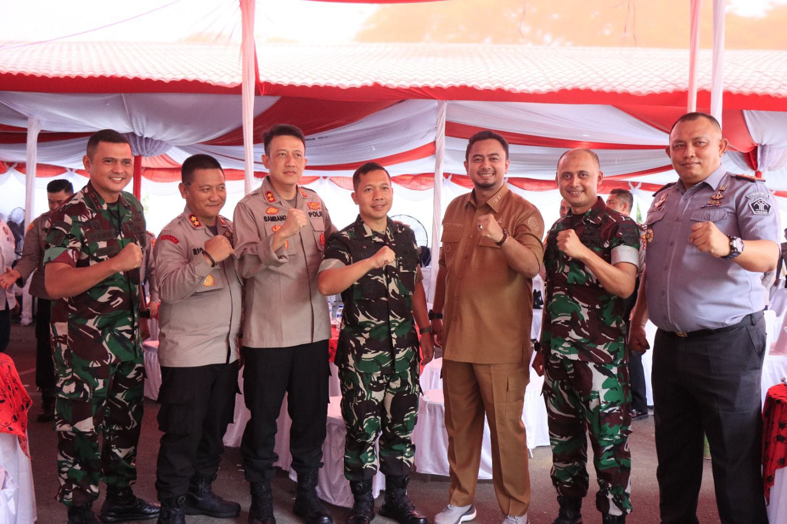 FOTO BERSAMA: Wawako Binjai, Rizky Yunanda Sitepu (tiga dari kanan) foto bersama AKBP Bambang Christanto Utomo (tiga dari kiri) dan jajaran forkopimda.(Diskominfo Binjai/Sumut Pos)